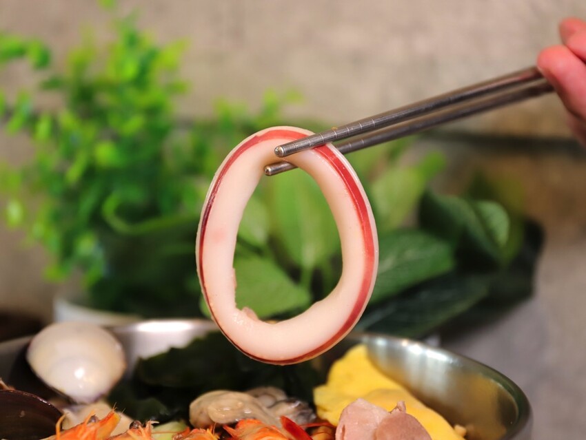 高雄超人氣鍋燒麵來台南啦!超浮誇爆量海鮮蓋住整個大碗公