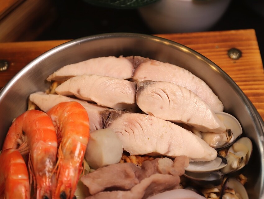 高雄超人氣鍋燒麵來台南啦!超浮誇爆量海鮮蓋住整個大碗公