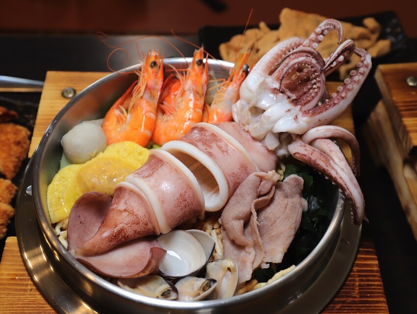 高雄超人氣鍋燒麵來台南啦!超浮誇爆量海鮮蓋住整個大碗公