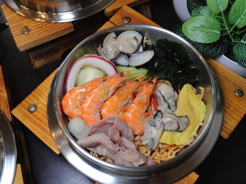 高雄超人氣鍋燒麵來台南啦!超浮誇爆量海鮮蓋住整個大碗公