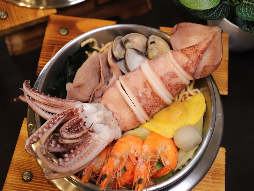 高雄超人氣鍋燒麵來台南啦!超浮誇爆量海鮮蓋住整個大碗公