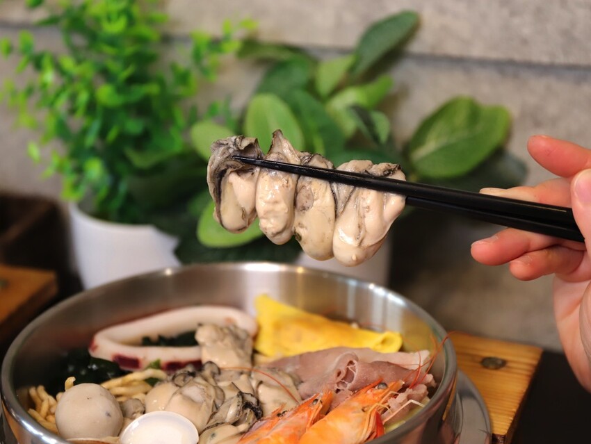 高雄超人氣鍋燒麵來台南啦!超浮誇爆量海鮮蓋住整個大碗公