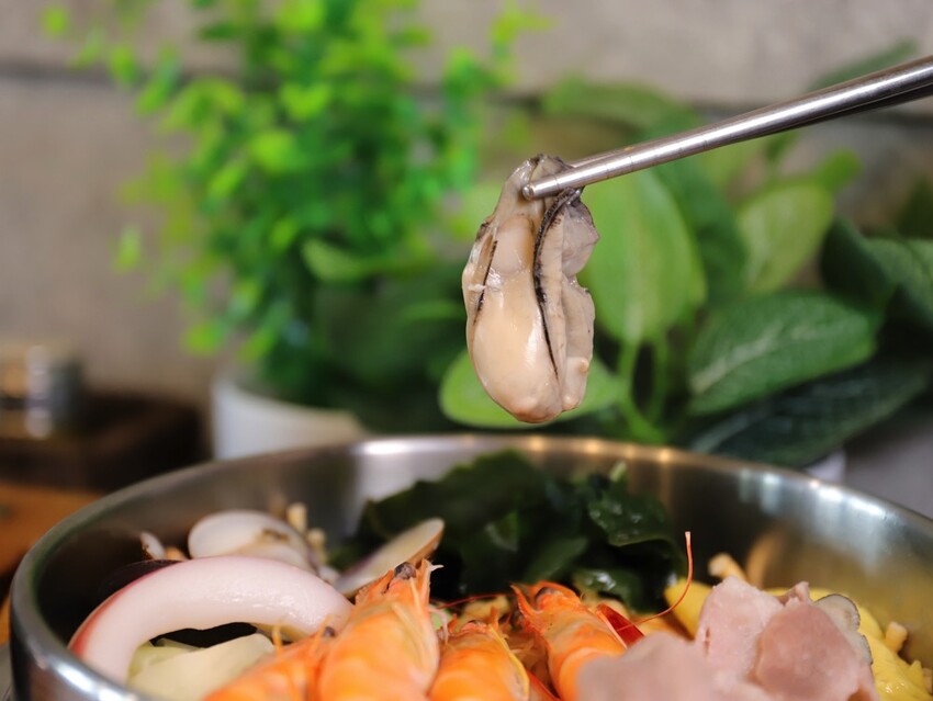 高雄超人氣鍋燒麵來台南啦!超浮誇爆量海鮮蓋住整個大碗公