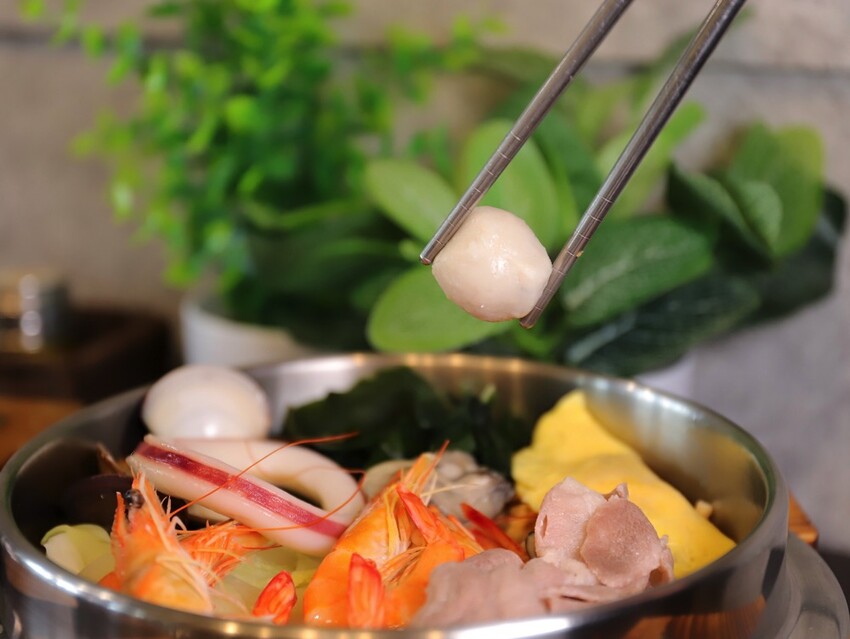 高雄超人氣鍋燒麵來台南啦!超浮誇爆量海鮮蓋住整個大碗公