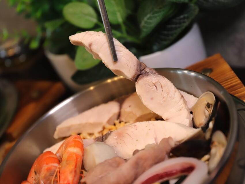 高雄超人氣鍋燒麵來台南啦!超浮誇爆量海鮮蓋住整個大碗公