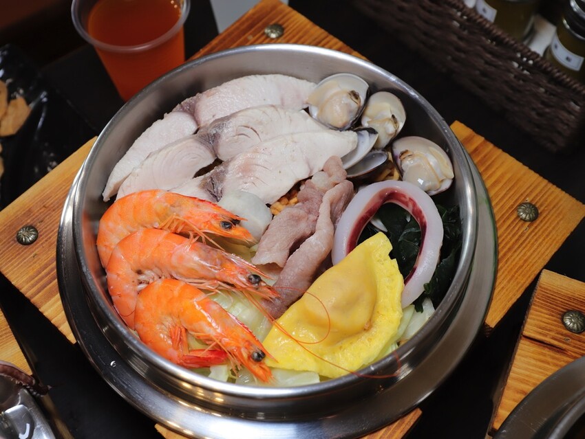 高雄超人氣鍋燒麵來台南啦!超浮誇爆量海鮮蓋住整個大碗公