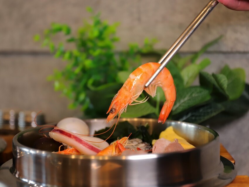 高雄超人氣鍋燒麵來台南啦!超浮誇爆量海鮮蓋住整個大碗公