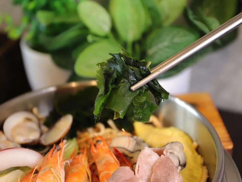 高雄超人氣鍋燒麵來台南啦!超浮誇爆量海鮮蓋住整個大碗公