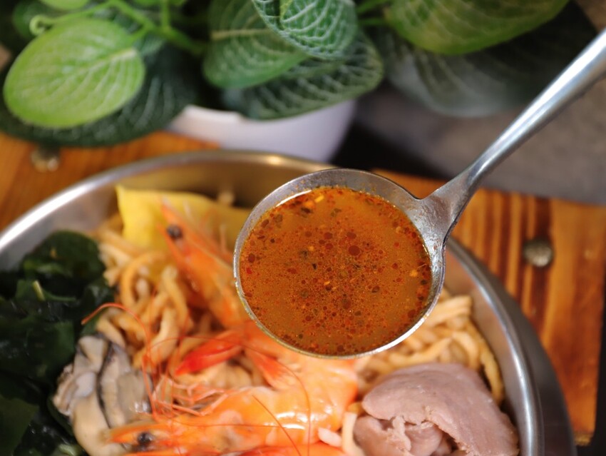 高雄超人氣鍋燒麵來台南啦!超浮誇爆量海鮮蓋住整個大碗公