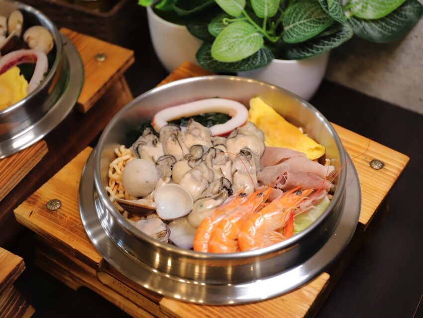 高雄超人氣鍋燒麵來台南啦!超浮誇爆量海鮮蓋住整個大碗公