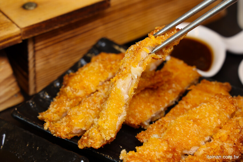 高雄人氣海鮮鍋燒插旗台南!東港直送海鮮，整尾小卷、野生鬼頭刀鋪上去滿到通通看不到麵啦!「 家遇鮮海鮮鍋燒專賣」（林森店） @台南好Food遊