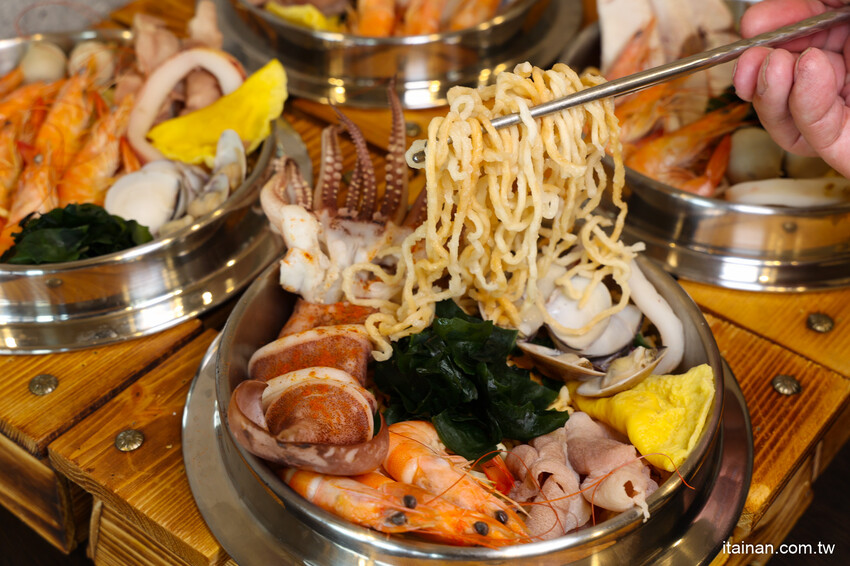 高雄人氣海鮮鍋燒插旗台南!東港直送海鮮，整尾小卷、野生鬼頭刀鋪上去滿到通通看不到麵啦!「 家遇鮮海鮮鍋燒專賣」（林森店） @台南好Food遊