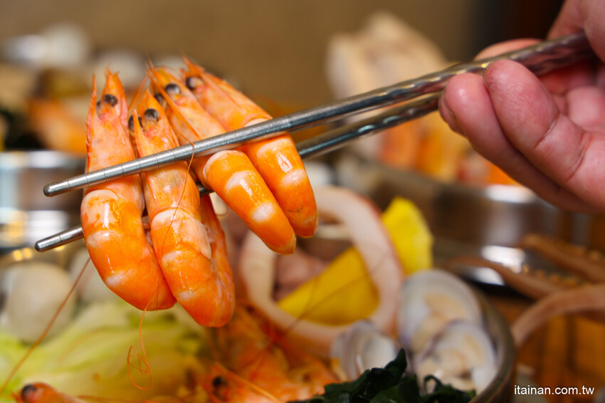 高雄人氣海鮮鍋燒插旗台南!東港直送海鮮，整尾小卷、野生鬼頭刀鋪上去滿到通通看不到麵啦!「 家遇鮮海鮮鍋燒專賣」（林森店） @台南好Food遊