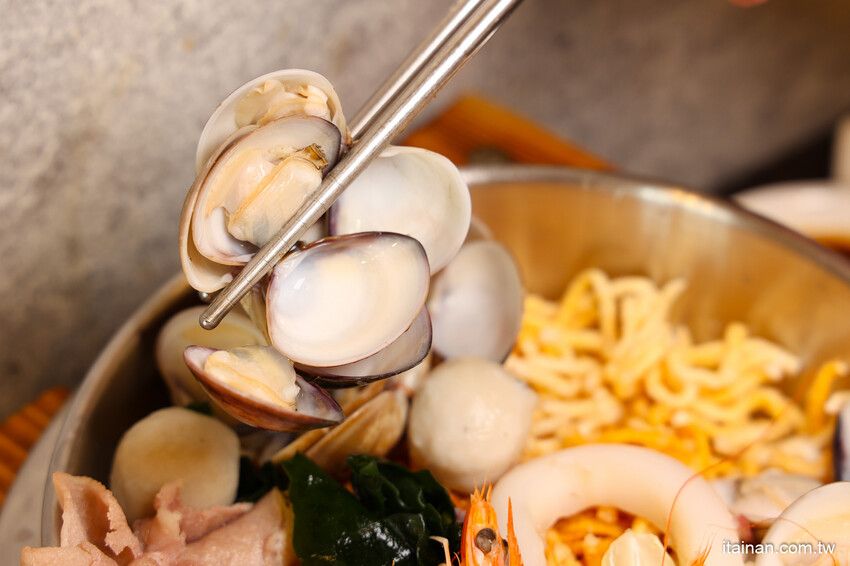 高雄人氣海鮮鍋燒插旗台南!東港直送海鮮，整尾小卷、野生鬼頭刀鋪上去滿到通通看不到麵啦!「 家遇鮮海鮮鍋燒專賣」（林森店） @台南好Food遊