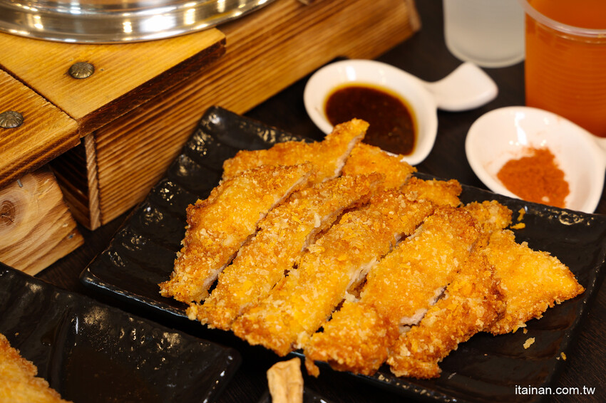 高雄人氣海鮮鍋燒插旗台南!東港直送海鮮，整尾小卷、野生鬼頭刀鋪上去滿到通通看不到麵啦!「 家遇鮮海鮮鍋燒專賣」（林森店） @台南好Food遊