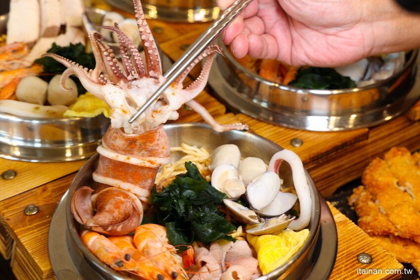 高雄人氣海鮮鍋燒插旗台南!東港直送海鮮，整尾小卷、野生鬼頭刀鋪上去滿到通通看不到麵啦!「 家遇鮮海鮮鍋燒專賣」（林森店） @台南好Food遊