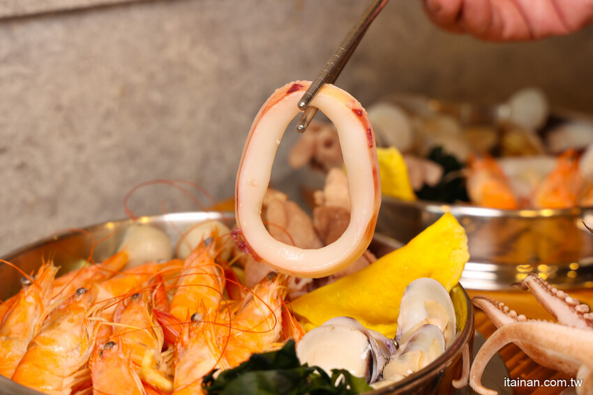 高雄人氣海鮮鍋燒插旗台南!東港直送海鮮，整尾小卷、野生鬼頭刀鋪上去滿到通通看不到麵啦!「 家遇鮮海鮮鍋燒專賣」（林森店） @台南好Food遊