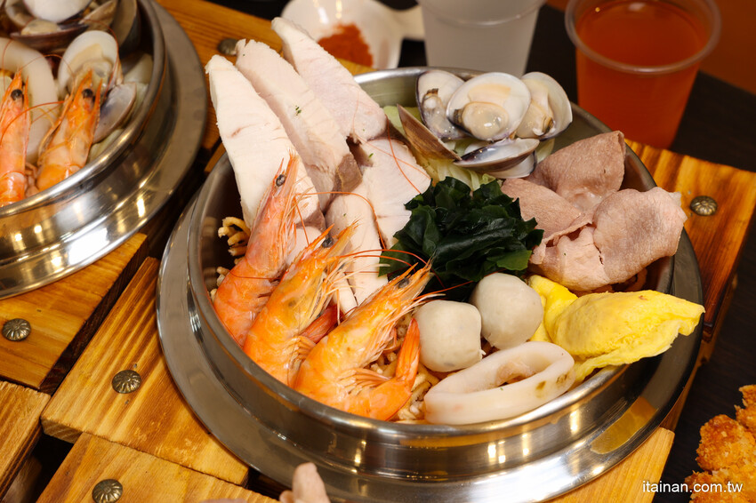 高雄人氣海鮮鍋燒插旗台南!東港直送海鮮，整尾小卷、野生鬼頭刀鋪上去滿到通通看不到麵啦!「 家遇鮮海鮮鍋燒專賣」（林森店） @台南好Food遊