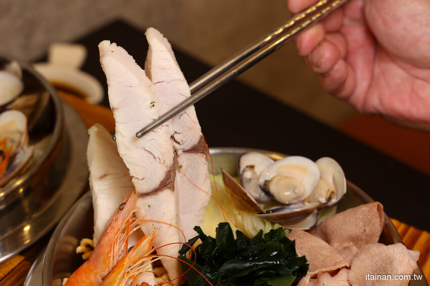高雄人氣海鮮鍋燒插旗台南!東港直送海鮮，整尾小卷、野生鬼頭刀鋪上去滿到通通看不到麵啦!「 家遇鮮海鮮鍋燒專賣」（林森店） @台南好Food遊