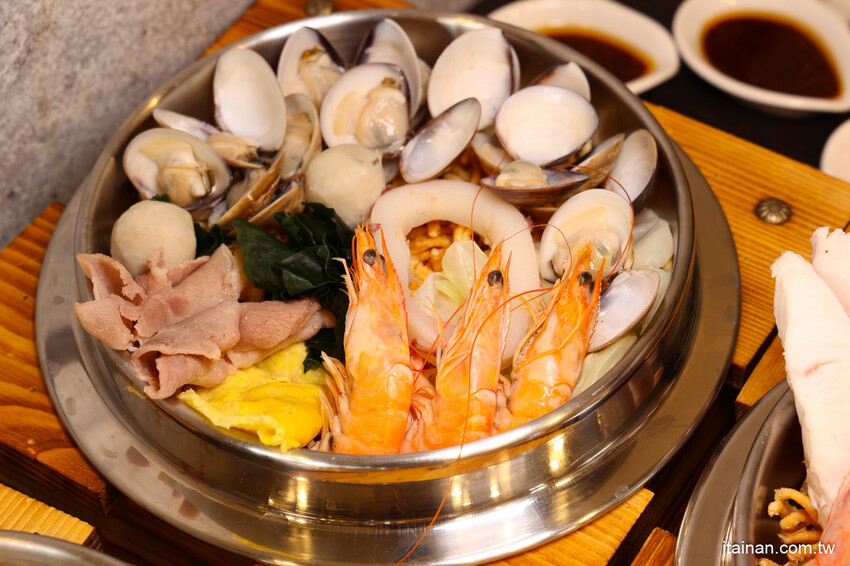 高雄人氣海鮮鍋燒插旗台南!東港直送海鮮，整尾小卷、野生鬼頭刀鋪上去滿到通通看不到麵啦!「 家遇鮮海鮮鍋燒專賣」（林森店） @台南好Food遊