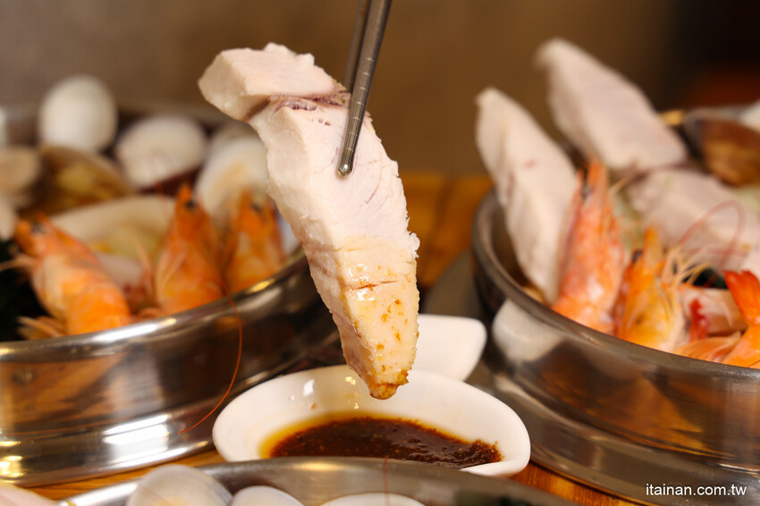 高雄人氣海鮮鍋燒插旗台南!東港直送海鮮，整尾小卷、野生鬼頭刀鋪上去滿到通通看不到麵啦!「 家遇鮮海鮮鍋燒專賣」（林森店） @台南好Food遊