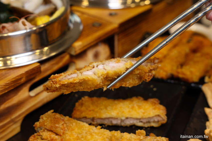 高雄人氣海鮮鍋燒插旗台南!東港直送海鮮，整尾小卷、野生鬼頭刀鋪上去滿到通通看不到麵啦!「 家遇鮮海鮮鍋燒專賣」（林森店） @台南好Food遊