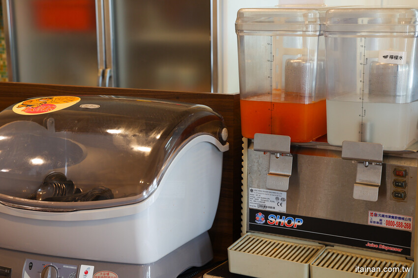 高雄人氣海鮮鍋燒插旗台南!東港直送海鮮，整尾小卷、野生鬼頭刀鋪上去滿到通通看不到麵啦!「 家遇鮮海鮮鍋燒專賣」（林森店） @台南好Food遊