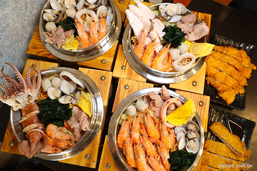高雄人氣海鮮鍋燒插旗台南!東港直送海鮮，整尾小卷、野生鬼頭刀鋪上去滿到通通看不到麵啦!「 家遇鮮海鮮鍋燒專賣」（林森店） @台南好Food遊