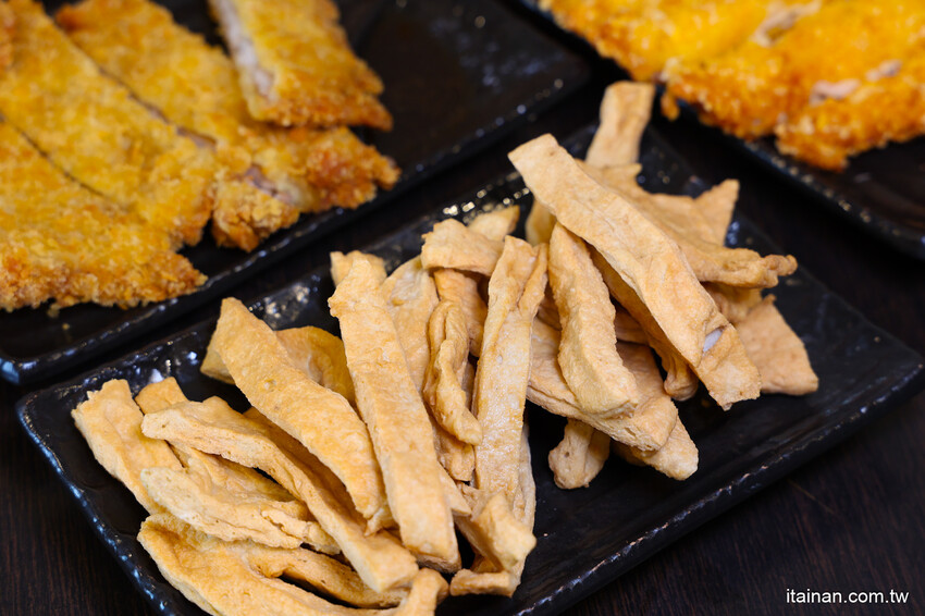 高雄人氣海鮮鍋燒插旗台南!東港直送海鮮，整尾小卷、野生鬼頭刀鋪上去滿到通通看不到麵啦!「 家遇鮮海鮮鍋燒專賣」（林森店） @台南好Food遊