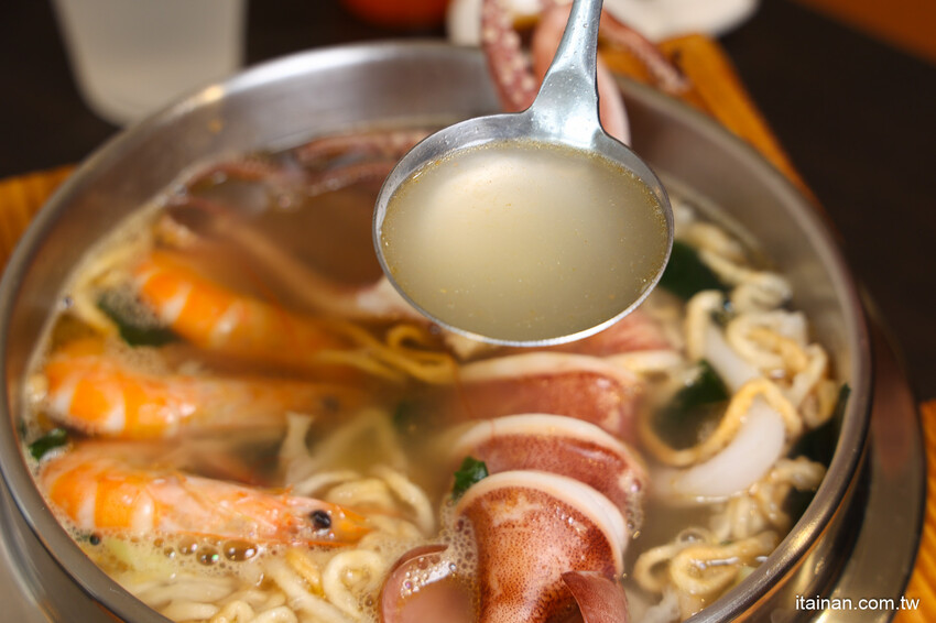 高雄人氣海鮮鍋燒插旗台南!東港直送海鮮，整尾小卷、野生鬼頭刀鋪上去滿到通通看不到麵啦!「 家遇鮮海鮮鍋燒專賣」（林森店） @台南好Food遊