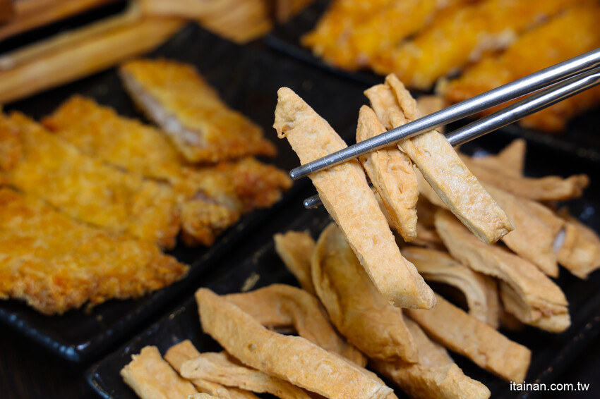 高雄人氣海鮮鍋燒插旗台南!東港直送海鮮，整尾小卷、野生鬼頭刀鋪上去滿到通通看不到麵啦!「 家遇鮮海鮮鍋燒專賣」（林森店） @台南好Food遊