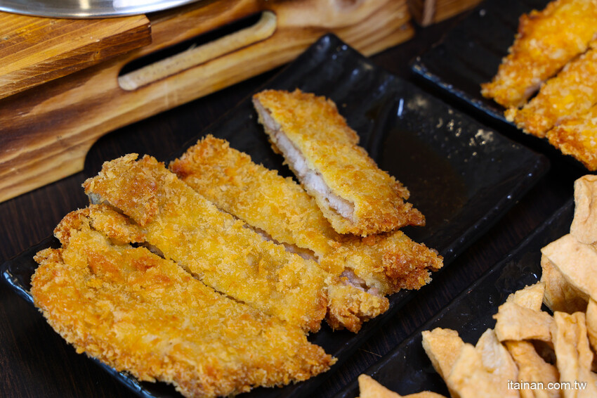 高雄人氣海鮮鍋燒插旗台南!東港直送海鮮，整尾小卷、野生鬼頭刀鋪上去滿到通通看不到麵啦!「 家遇鮮海鮮鍋燒專賣」（林森店） @台南好Food遊