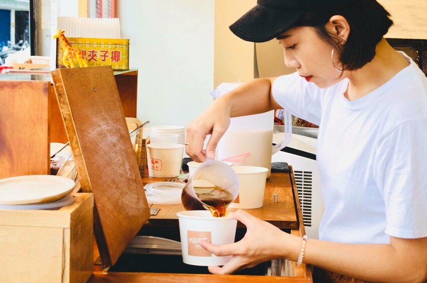 台北文山區美食/有「溫度」的木箱豆花小攤車 景文高中旁的人氣排隊美食