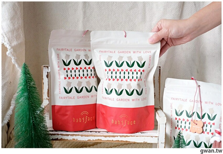 第一次吃到這麼多檸檬丁的小蛋糕，酸甜不膩好特別！限量禮盒建議先預訂