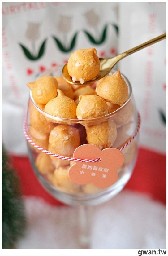 第一次吃到這麼多檸檬丁的小蛋糕，酸甜不膩好特別！限量禮盒建議先預訂