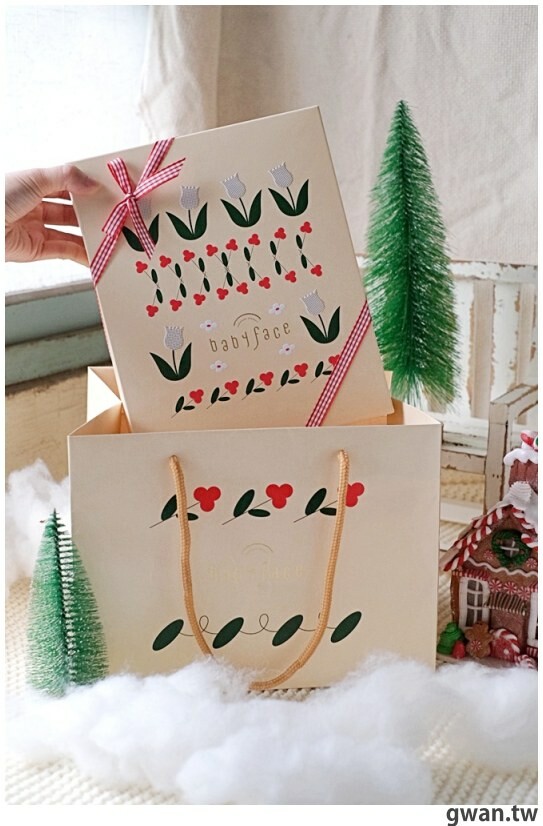 第一次吃到這麼多檸檬丁的小蛋糕，酸甜不膩好特別！限量禮盒建議先預訂