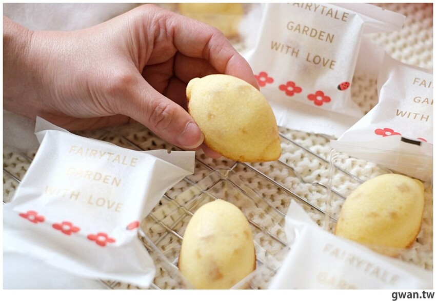 第一次吃到這麼多檸檬丁的小蛋糕，酸甜不膩好特別！限量禮盒建議先預訂