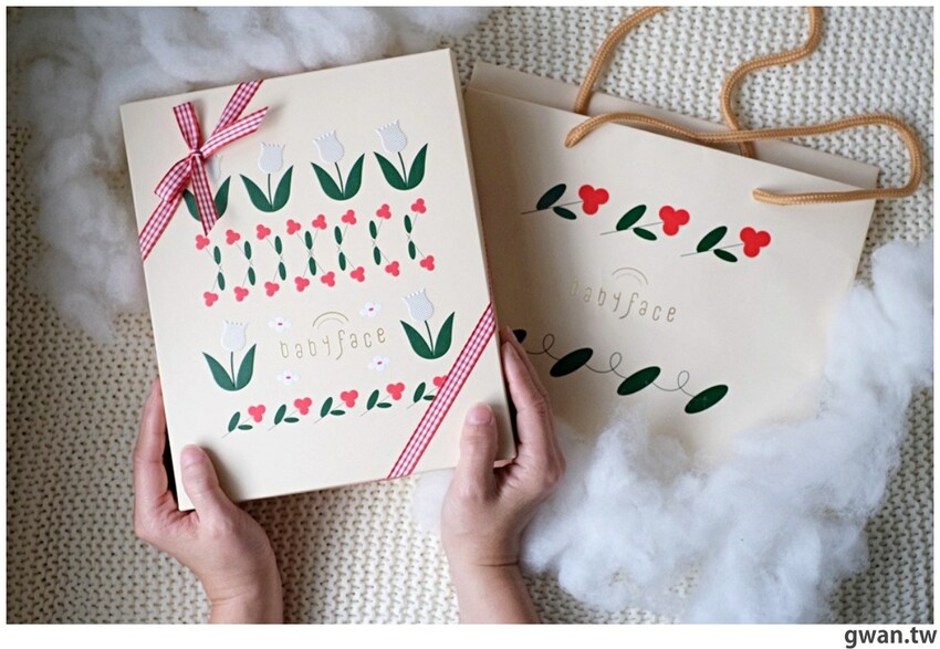 第一次吃到這麼多檸檬丁的小蛋糕，酸甜不膩好特別！限量禮盒建議先預訂