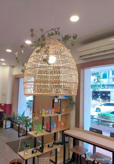 「山茶咖啡」--- 「番茄鮪魚口味蛋沙拉麵包 + 綜合沙拉 + 玉子燒 + 地瓜 +金萱茶」(Breakfast bread with tomato & tuna at Suncha coffee shop), Taipei, Taiwan, SJKen, Aug 25, 2022.