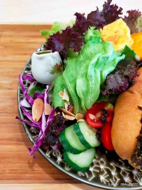 「山茶咖啡 ---芝麻海苔滿滿超值早餐套餐」(Breakfast of Bread with Sesame & nore dumpling , salad & tea), Taipei, Taiwan, Aug 9, 2022.