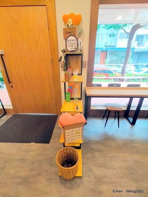 「山茶咖啡 ---芝麻海苔滿滿超值早餐套餐」(Breakfast of Bread with Sesame & nore dumpling , salad & tea), Taipei, Taiwan, Aug 9, 2022.