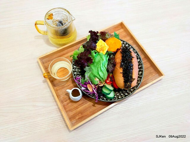 「山茶咖啡 ---芝麻海苔滿滿超值早餐套餐」(Breakfast of Bread with Sesame & nore dumpling , salad & tea), Taipei, Taiwan, Aug 9, 2022.