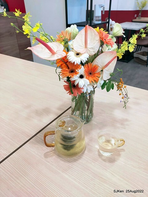 「山茶咖啡」--- 「番茄鮪魚口味蛋沙拉麵包 + 綜合沙拉 + 玉子燒 + 地瓜 +金萱茶」(Breakfast bread with tomato & tuna at Suncha coffee shop), Taipei, Taiwan, SJKen, Aug 25, 2022.