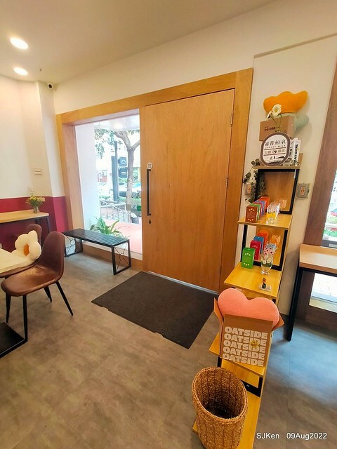「山茶咖啡 ---芝麻海苔滿滿超值早餐套餐」(Breakfast of Bread with Sesame & nore dumpling , salad & tea), Taipei, Taiwan, Aug 9, 2022.