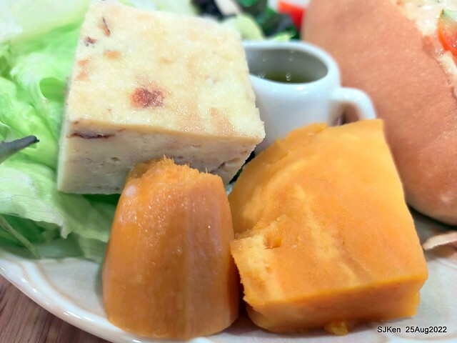 「山茶咖啡」--- 「番茄鮪魚口味蛋沙拉麵包 + 綜合沙拉 + 玉子燒 + 地瓜 +金萱茶」(Breakfast bread with tomato & tuna at Suncha coffee shop), Taipei, Taiwan, SJKen, Aug 25, 2022.