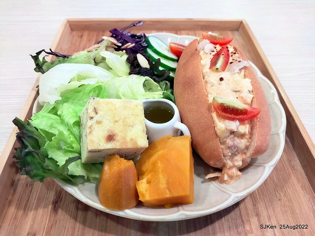 「山茶咖啡」--- 「番茄鮪魚口味蛋沙拉麵包 + 綜合沙拉 + 玉子燒 + 地瓜 +金萱茶」(Breakfast bread with tomato & tuna at Suncha coffee shop), Taipei, Taiwan, SJKen, Aug 25, 2022.