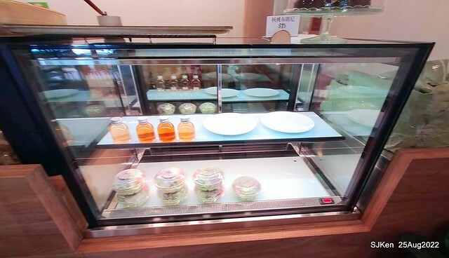 「山茶咖啡」--- 「番茄鮪魚口味蛋沙拉麵包 + 綜合沙拉 + 玉子燒 + 地瓜 +金萱茶」(Breakfast bread with tomato & tuna at Suncha coffee shop), Taipei, Taiwan, SJKen, Aug 25, 2022.