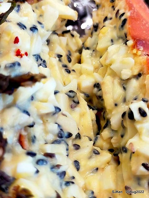 「山茶咖啡 ---芝麻海苔滿滿超值早餐套餐」(Breakfast of Bread with Sesame & nore dumpling , salad & tea), Taipei, Taiwan, Aug 9, 2022.