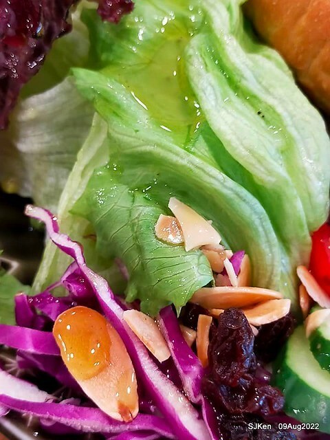 「山茶咖啡 ---芝麻海苔滿滿超值早餐套餐」(Breakfast of Bread with Sesame & nore dumpling , salad & tea), Taipei, Taiwan, Aug 9, 2022.