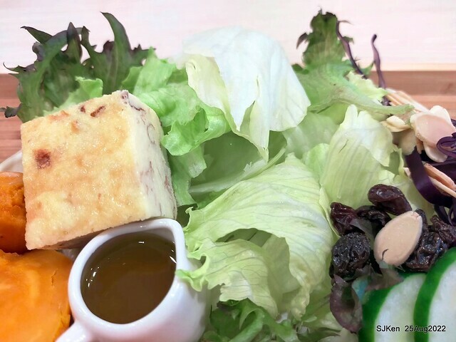 「山茶咖啡」--- 「番茄鮪魚口味蛋沙拉麵包 + 綜合沙拉 + 玉子燒 + 地瓜 +金萱茶」(Breakfast bread with tomato & tuna at Suncha coffee shop), Taipei, Taiwan, SJKen, Aug 25, 2022.